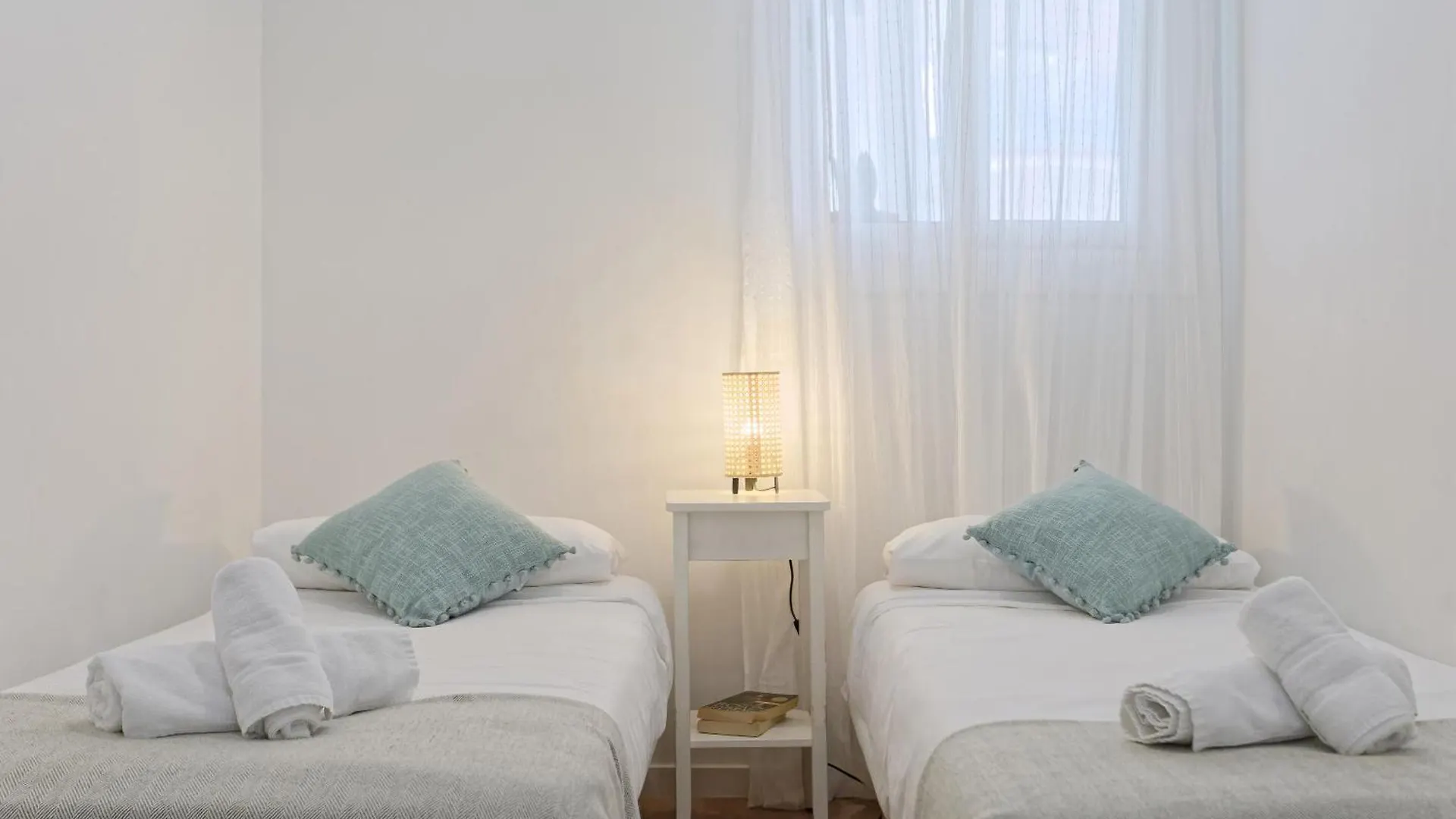 Central & Bright Apartment!! Barcelone