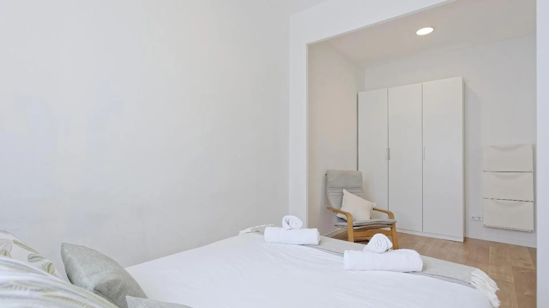 Central & Bright Apartment!! Barcelona